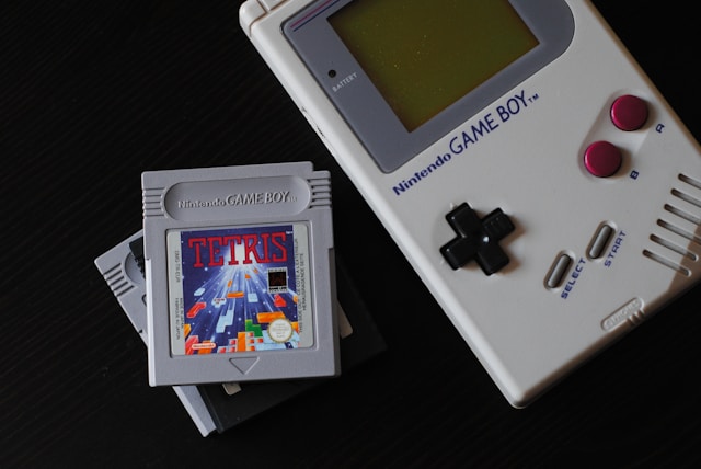 „Nintendo Game Boy Konsole mit Cartridge – klassischer Handheld aus den 90er Jahren“